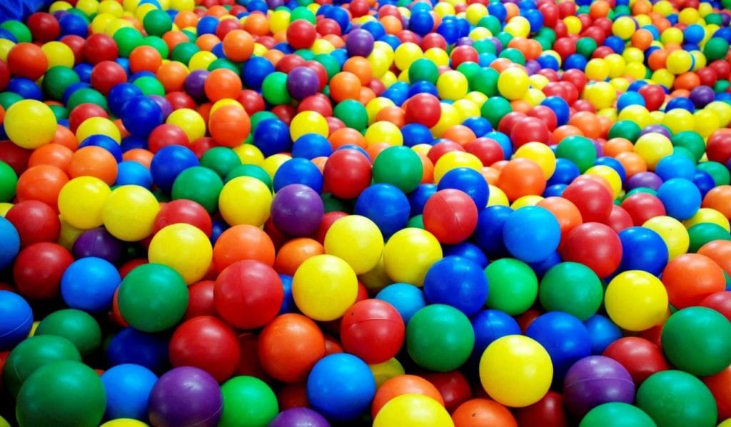 Piscina de bolinhas usada como analogia para tamanho e resolução de imagem