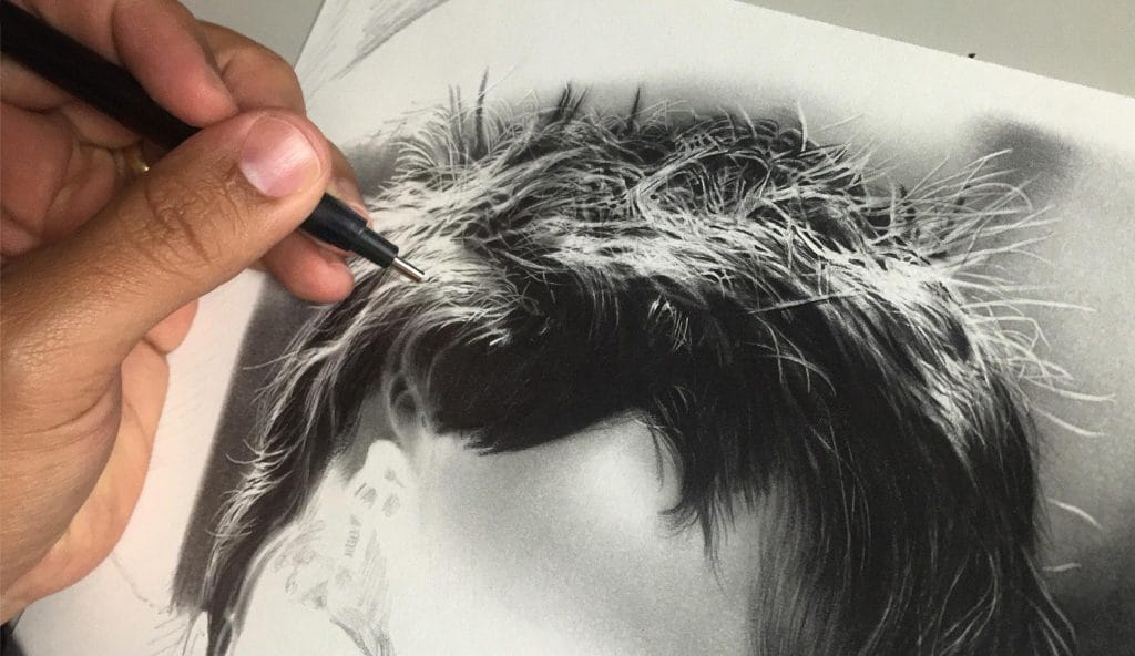 Retrato realista com brilhos e fios claros feitos com caneta borracha Mono Zero