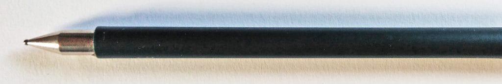 Boleador de metal usado para marcar sulcos no papel e criar fios brancos no desenho realista