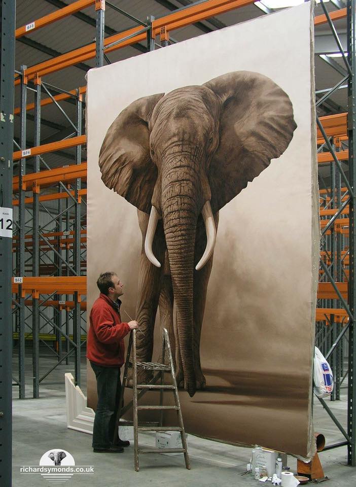 Desenho realista de elefante tamanho real por artista inglês