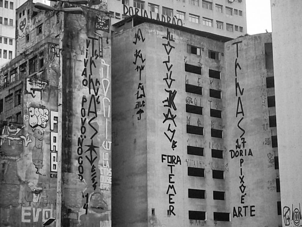 Grafite anônimo com traços artísticos