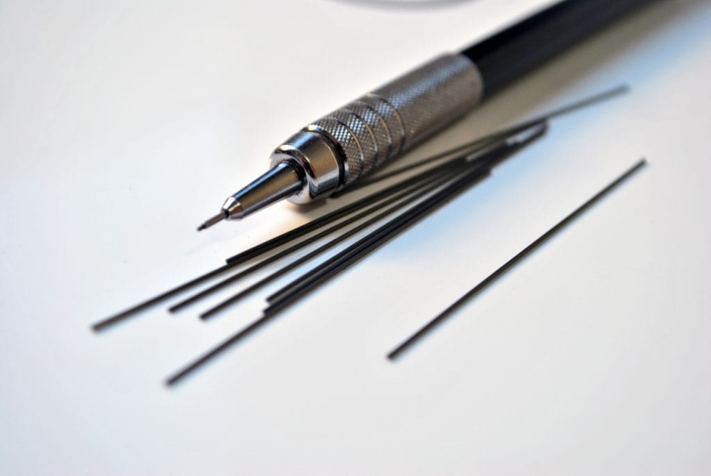 Lapiseira profissional 0.5 mm ao lado de foto de referência