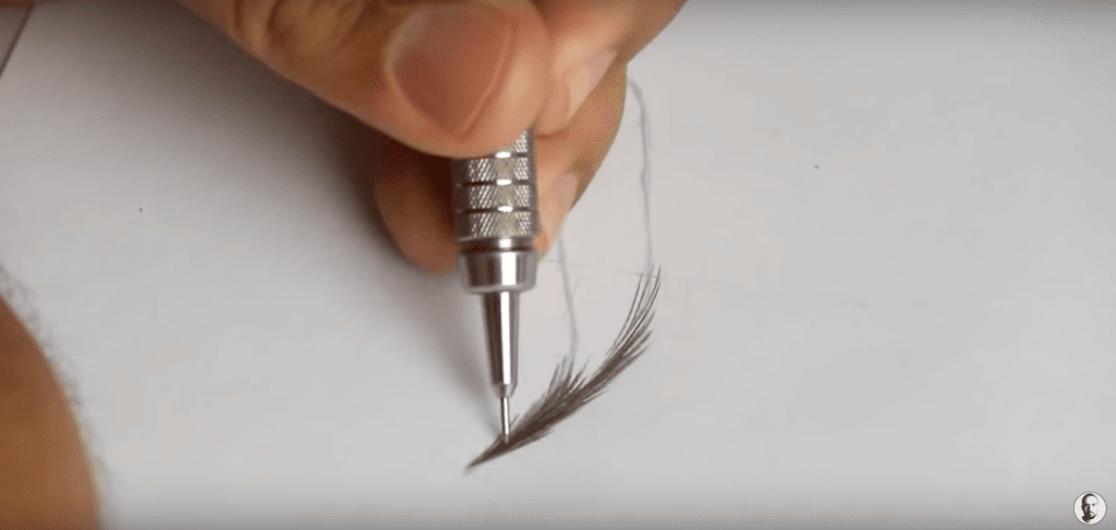 Primeiros fios da sobrancelha sendo desenhados nas direções corretas
