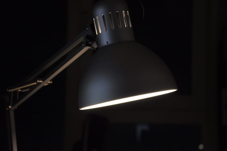 Cantinho de trabalho com boa iluminação natural e mesa organizada