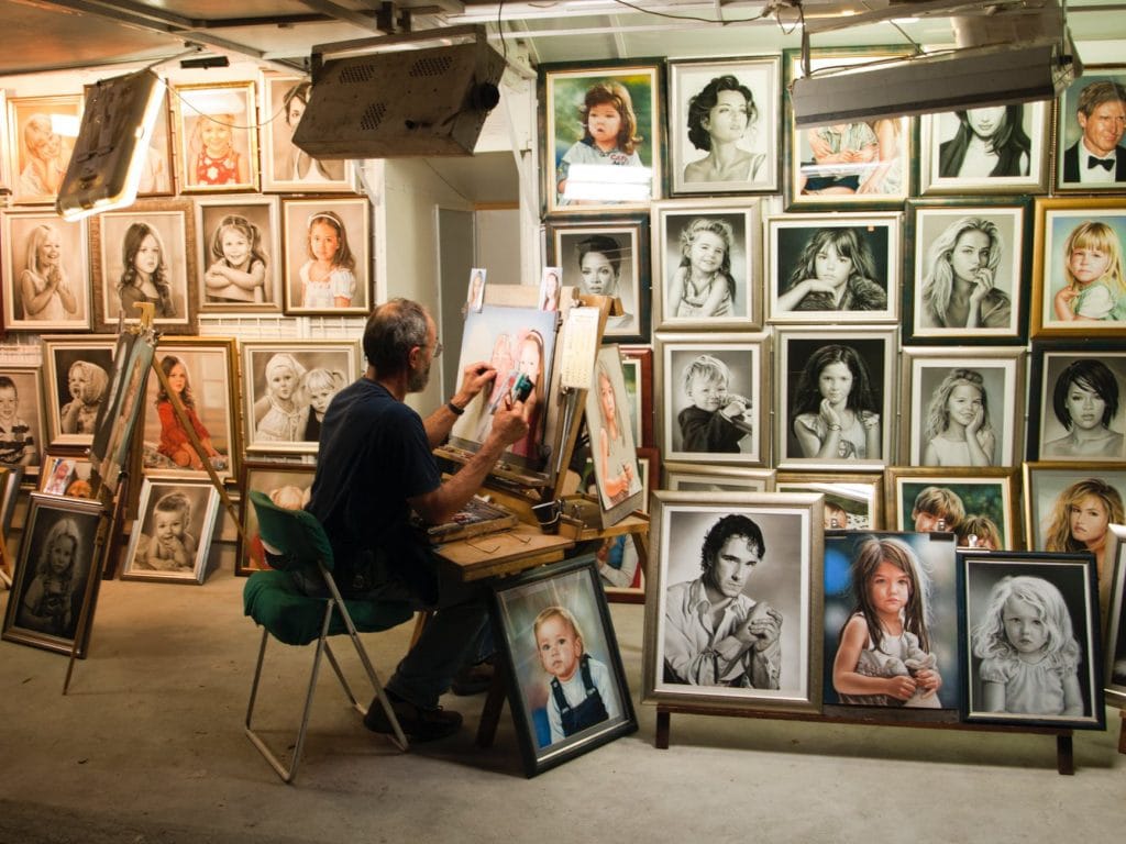 Molduras de diferentes cores realçando desenhos realistas